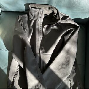 Women’s north face windwall jacket S